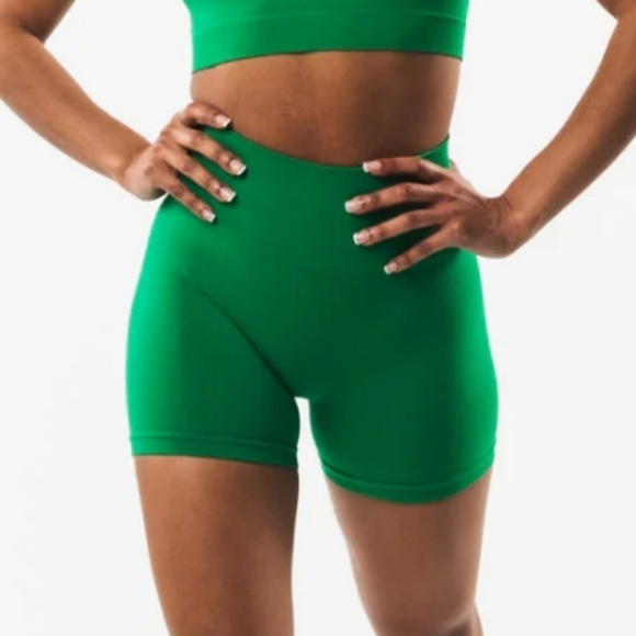 Alphalete Pants - Alphalete Amplify 4.5 Shorts - Emerald Green size Small